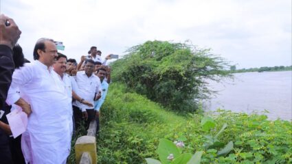 Ajit Pawar Solapur Visit: शेतकऱ्यांच्या पाठीशी खंबीर सरकार, तात्काळ मदतीचे आदेश; उपमुख्यमंत्री अजित पवार