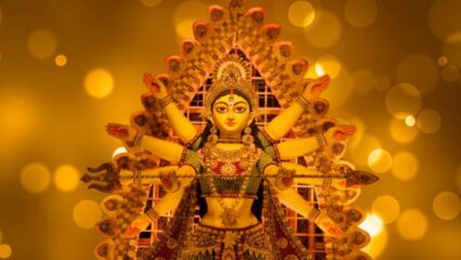 नवरात्रींचे नवरंग 2025 मध्ये कसे असणार, आताच निवडा ‘या’ रंगाच्या साड्या