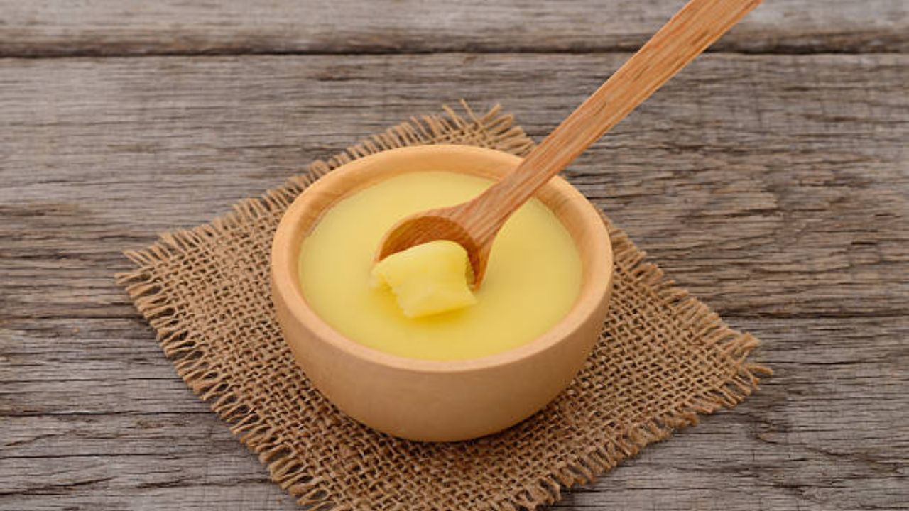आयुर्वेदिक गुणधर्मांनी समृद्ध असलेले तूप ओठांवरील पिग्मेंटेशन कमी करण्यासाठी मदत करतात. नियमित रात्री झोपण्याआधी ओठांवर तूप लावावे. यामुळे ओठ काही दिवसांमध्ये मऊ होतील. 