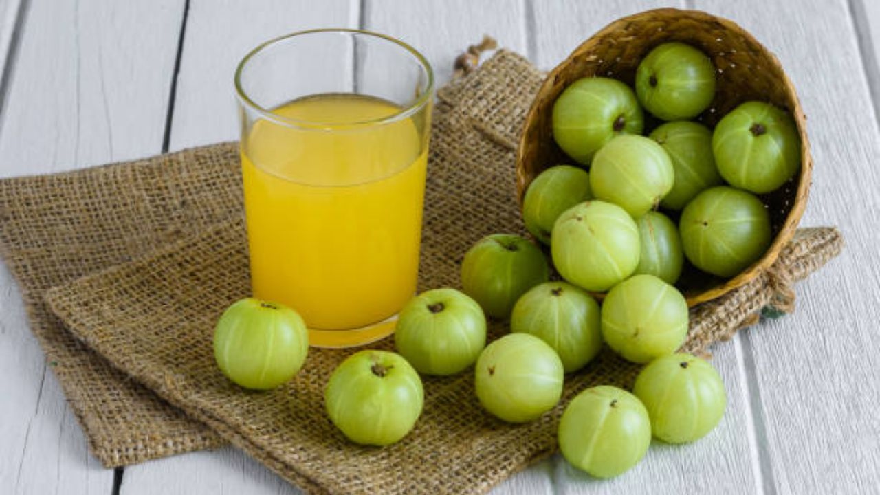 आयुर्वेदिक आणि औषधी गुणधर्मांनी समृद्ध असलेल्या आवळ्याचे रोजच्या आहारात नियमित सेवन करावे. सकाळी उठल्यानंतर कोमट पाण्यात आवळा पावडर मिक्स करून प्यायल्यास शरीरातील घाण बाहेर पडून जाईल आणि आरोग्य सुधारण्यास मदत होईल. याशिवाय केसांची मूळ मजबूत होतील. 