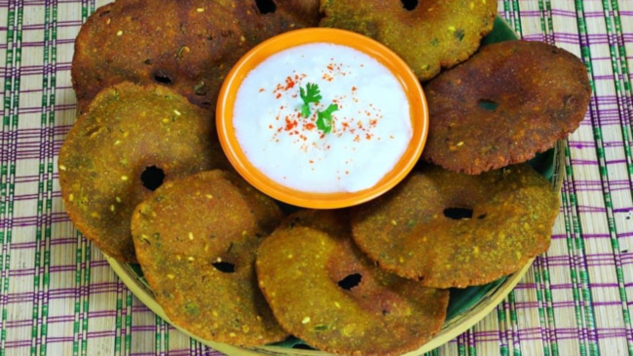 पितृपक्षात बनवला जाणारा प्रमुख पदार्थ म्हणजे वडे. कोणत्याही डाळी किंवा तांदूळ न भाजता वडे बनवले जातात. या वड्यांची चव अतिशय सुंदर लागते.  तांदूळ, हरभरा, डाळींचे मिश्रण तयार करून पीठ बनवले जाते. 