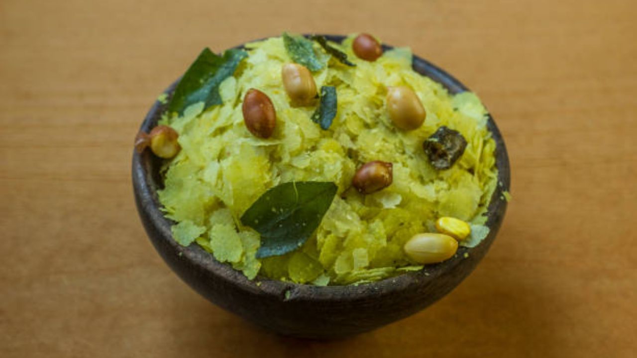 अतिशय लोकप्रिय चिवड्याचा प्रकार म्हणजे पातळ पोह्यांचा चविष्ट चिवडा. पोह्यांचा चिवडा प्रामुख्याने दिवाळी सणाला मोठ्या प्रमाणावर बनवला जातो. शेंगदाणे, खोबऱ्याचे तुकडे आणि पोह्यांचा वापर करून बनवलेला चिवडा चवीला अतिशय सुंदर लागतो. 