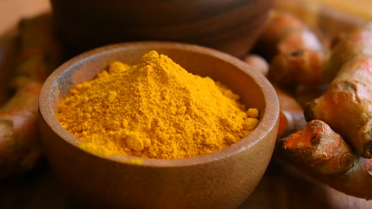 मागील अनेक वर्षांपासून आयुर्वेदिक गुणधर्मांनी समृद्ध असलेल्या हळदीचा वापर जेवणातील पदार्थ बनवण्यासाठी केला जात आहे. हळद पदार्थांची चव वाढवण्यासोबतच रंग सुद्धा वाढवते. यामध्ये दाहक-विरोधी आणि अँटीऑक्सिडंट गुणधर्म मोठ्या प्रमाणावर आढळून येतात. 