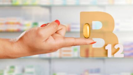 शरीरात Vitamin B12 ची कमतरता निर्माण झाल्यानंतर आरोग्यासंबंधित दिसून येतात ‘ही’ गंभीर लक्षणे, वेळीच घ्या डॉक्टरांचा सल्ला