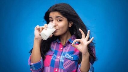 रात्री झोपण्याआधी नियमित प्या एक ग्लास दूध! हाडांना मिळेल भरपूर कॅल्शियम, कायमच राहाल सुदृढ