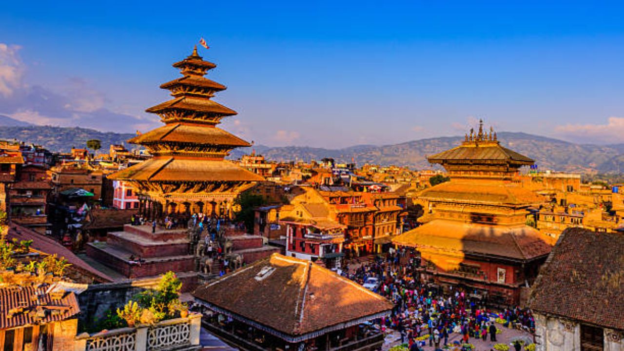 भारतीय पर्यटकांना नेपाळ फिरण्यासाठी कोणत्याही पासपोर्टची आवश्यकता लागत नाही. नेपाळ हा भारताच्या शेजारील देश आहे. नेपाळमध्ये जाऊन तुम्ही काठमांडू, पोखरा आणि हिमालया इत्यादी ठिकाणी फिरण्याचा आनंद घेऊ शकता. 