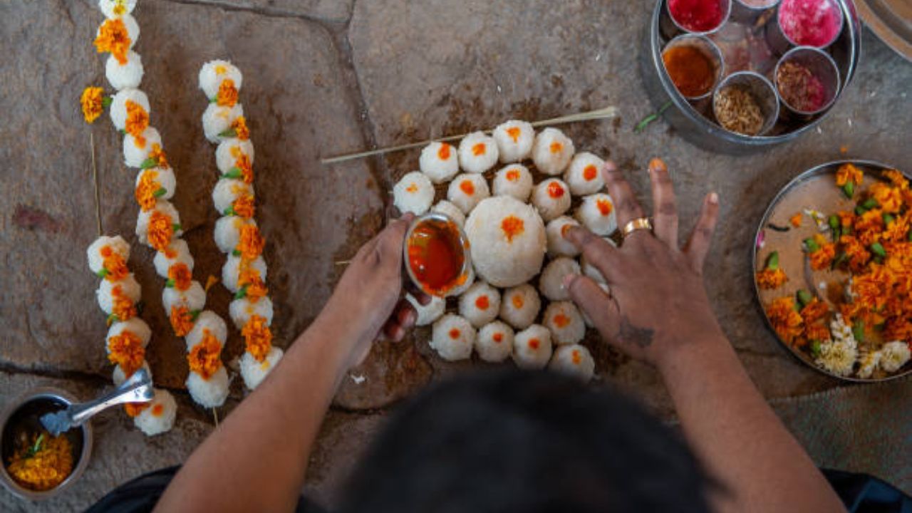 पितृपक्षातील श्राद्धच्या जेवणात आवर्जून बनवले जातात 'हे' पदार्थ