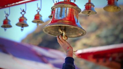 Vastu Tips: पूजा करतेवेळी घंटी का वाजवली जाते? जाणून घ्या त्यामागील वैज्ञानिक कारणे आणि फायदे