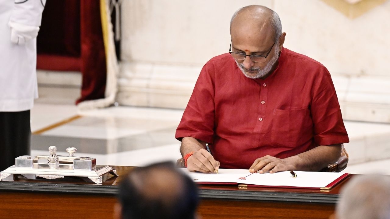राष्ट्रपती भवनात सकाळी १० वाजता शपथविधी समारंभ पार पडला, जिथे राष्ट्रपती द्रौपदी मुर्मू यांनी त्यांना पद आणि गोपनीयतेची शपथ दिली. सी पी राधाकृष्णन यांनी देशातील दुसऱ्या क्रमांकाचे सर्वोच्च संवैधानिक पद स्वीकारले.