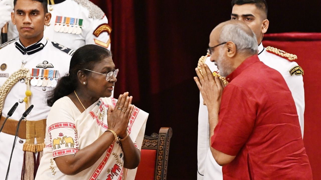 राष्ट्रपती भवन येथे सी पी राधाकृष्णन यांचा उपराष्ट्रपती पदाचा शपथविधी सोहळा पार पडला. यावेळी द्रौपदी मुर्मू उपस्थित होत्या. 