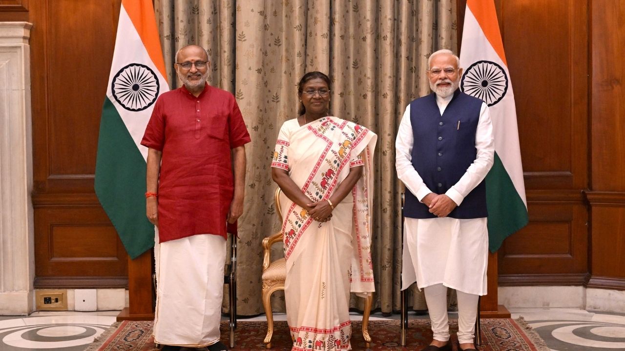 सी पी राधाकृष्णन हे दक्षिण भारताचे नेतृत्व करतात. शपथविधी सोहळ्यासाठी ते लुंगी घालून दक्षिणात्य संस्कृती दाखवून देत होते. उमेदवारी अर्ज दाखल करताना आणि आता शपथविधी सोहळ्यासाठी सी पी राधाकृष्णन हे लूंगी लूकमध्ये दिसून आले. 