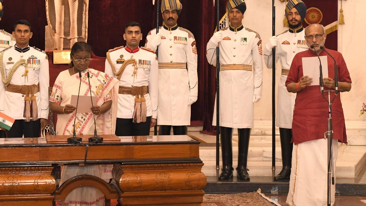 सी पी राधाकृष्णन हे देशाचे 15 वे उपराष्ट्रपती बनले आहेत. राधाकृष्णन हे 152 मतांनी विजय झाले. यानंतर आज (दि.12) त्यांचा शपथविधी सोहळा पार पडला आहे. 