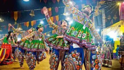 VHP on Garba Event 2025 : कपाळावर कुंकू, गोमुत्र आणि आधार कार्ड…; गरबा खेळण्यासाठी नियमावली जाहीर