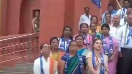 Wardha News : जुना पाणी चौकात पुलाखाली पाणी साचण्यासंदर्भात जिल्हाधिकारी कार्यालयावर घेराव