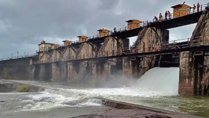 पुणे जिल्ह्यात मुसळधार पाऊसानंतर १७ धरणांतून पाण्याचा विसर्ग सुरु, शेकडो नागरिकांचे स्थलांतर