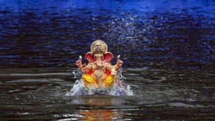 Anant Chaturdashi 2025: बाप्पाच्या विसर्जनानंतर मागे वळून का पाहू नये, जाणून घ्या यामागील कारणे