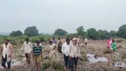 Beed Rain : बीडच्या देवळाली गावातील नुकसानग्रस्त शेतीचे भेसूर वास्तव