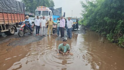 आंदोलन होत राहणार पण खड्डे कधी भरणार? अलिबाग-वडखळ महामार्गावरील खड्ड्यांमध्ये पोहून वाहनचालकाचे आंदोलन