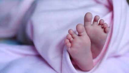धक्कादायक! 7 महिन्यांच्या बाळाचा दुर्दैवी मृत्यू; चिमुकलीच्या घशात अडकलं चॉकलेट