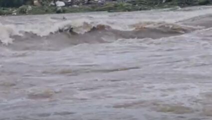 Beed : शहरातून वाहणाऱ्या बिंदुसरा नदीने ओलांडली धोक्याची पातळी, बीड शहराचा संपर्क तुटला