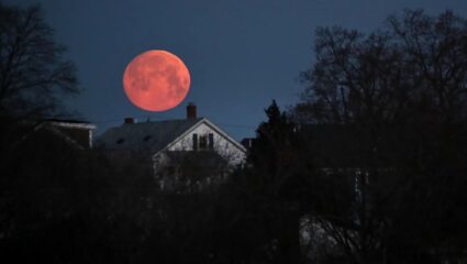 Blood Moon eclipse : सप्टेंबरमध्ये पौर्णिमेला आकाशात दिसणार जादुई नजारा; 8 नोव्हेंबर 2022 नंतरचे सर्वात मोठे पूर्ण चंद्रग्रहण