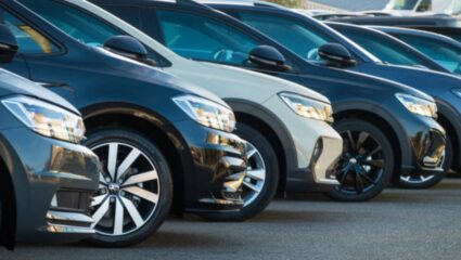 Tata आणि Maruti च्या कार शोरुमध्येच पडीक, वाहन खरेदीदार GST कपातच्या प्रतीक्षेत
