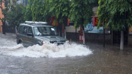 भर पावसात अचानकच कार बंद पडल्यास काय कराल? एक चूक आणि डायरेक्ट बसेल हजारोंचा फटका