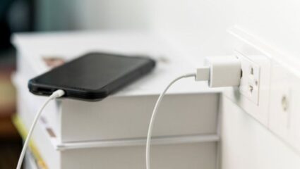 सॉकेटमध्ये चार्जर लावूनच ठेवताय? होऊ शकतं फार मोठ नुकसान, तुम्ही विचारही केला नसेल…. लवकर सुधारा तुमची सवय