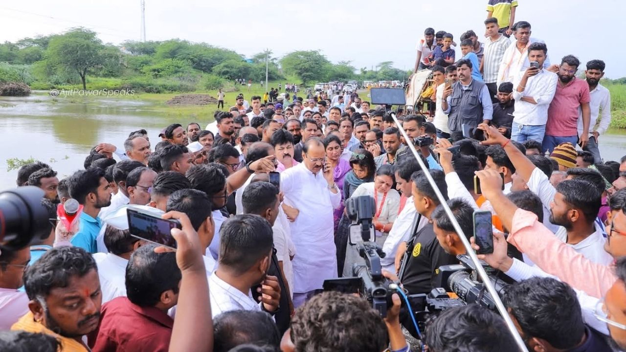 याचबरोबर उपमुख्यमंत्री अजित पवार हे देखील आज सोलापूर दौऱ्यावर आहेत. अजित पवार यांनी नुकसानग्रस्त भागांची पाहणी केली. यावेळी त्यांनी अधिकाऱ्यांना आवश्यक त्या सूचना देखील दिल्या आहेत. 