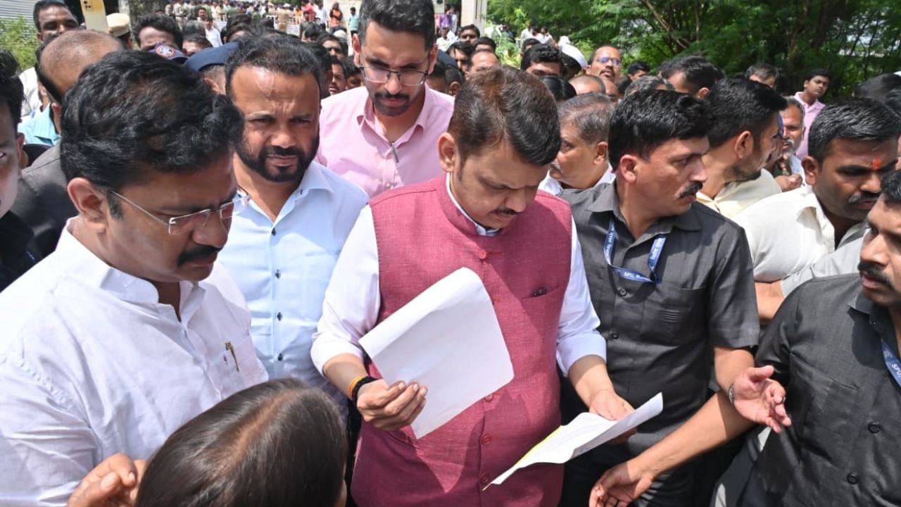 माढा तालुक्यातील दारफळ सीना येथे मुख्यमंत्री देवेंद्र फडणवीस यांच्याकडून नुकसानीची पाहणी करण्यात आली आहे. त्यांनी अधिकाऱ्यांना योग्य त्या सूचना देत उपाययोजना सुचवल्या आहेत. 
