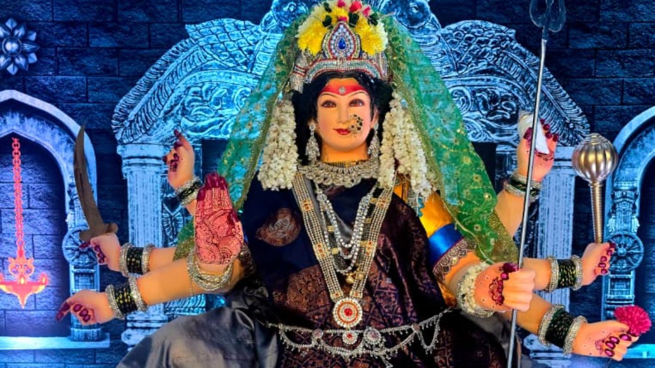 गिरगाव म्हंटलं की अनेकांना तेथील गणेशोत्सव आठवतो. मात्र, गिरगावमधील एक मंडळ त्यांच्या नवरात्रोत्सवासाठी देखील ओळखले जाते. ते कसे? चला जाणून घेऊयात.  