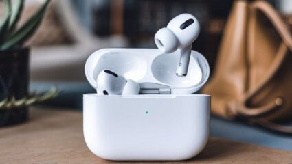 Tech Tips: वायरलेस ईयरबड्स खरेदी करण्याचा विचार करताय? कशी कराल योग्य निवड? या सोप्या टिप्स करतील तुमची मदत