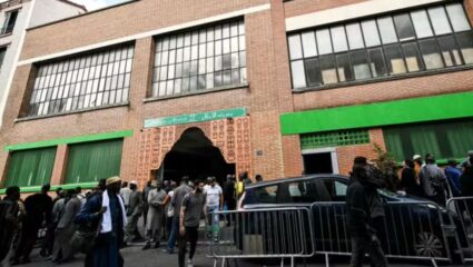 ParisMosques : फ्रान्समध्ये मुस्लिमांविरुद्ध द्वेष! पॅरिसमधील 9 मशिदींबाहेर फेकली डुकरांची मुंडकी, त्यावर मॅक्रॉनचे नाव