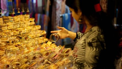 Todays Gold-Silver Price: सोनं – चांदीच्या वाढत्या किंमतींना लागला ब्रेक, किंचीत घसरले भाव! जाणून घ्या सविस्तर