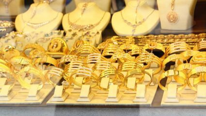 Todays Gold-Silver Price: सोन्या – चांदीच्या भावांचा खेळ सुरूच, गुंतवणूक करावी की थांबावे? दरांनी वाढवला संभ्रम