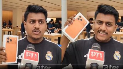 ‘मी मुस्लिम, पण मला भगवा रंग आवडला…’, iPhone 17 खरेदी करताना भगव्या रंगाचा मोह ग्राहकाला आवरेना