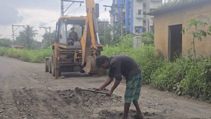 KDMC News : खड्ड्यांच्या त्रासापासून नागरिकांना दिलासा; शिंदे गटाच्या इशाऱ्यानंतर रस्त्याच्या कामाला सुरुवात