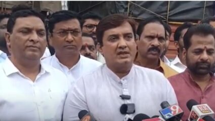 Kolhapur : मराठवाड्यासह सोलापूरातील पूरग्रस्तांसाठी कौटुंबिक साहित्यांचे ट्रक रवाना