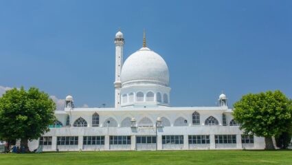 Breaking: श्रीनगरमधील हजरतबल दर्ग्यातील नूतनीकरणावरून राडा; आक्रमक जमावाने अशोक स्तंभ तोडला