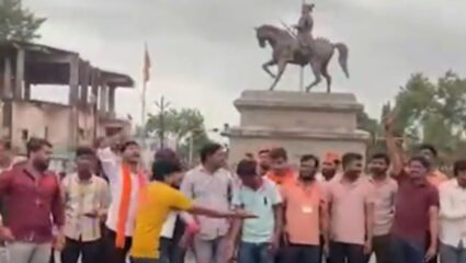 Manoj Jarange Maratha Protest फटाके फोडत गुलाल उधळत करण्यात आला जल्लोष