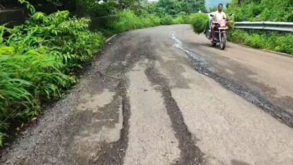 Matheran News : प्रशासनाचा हलर्जीपणा; नेरळ माथेरान घाटरस्त्यातील डांबर गेल्याने अपघाताची शक्यता