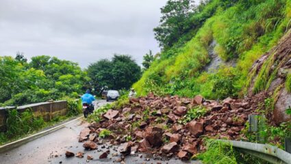 Karjat News : माथेरानमध्ये रात्रभर पावसाचा कहर; घाटात कोसळली दरड