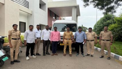 मिनीबसचा चालकच निघाला चोर, सीसीटीव्ही फुटेजमधून उघड; पोलिसांनी ठोकल्या बेड्या