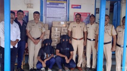 मोखाड्यात अवैधपणे मद्य वाहतूक करणारी कार पोलिसांच्या ताब्यात, 6.15 लाख रुपयांचा मद्य साठा जप्त