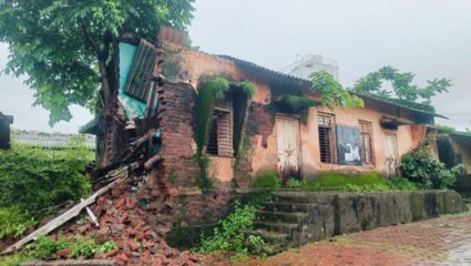 जोरदार पावसामुळे मोखाड्यातील कृषी विभागाची जुनी इमारत जमीनदोस्त