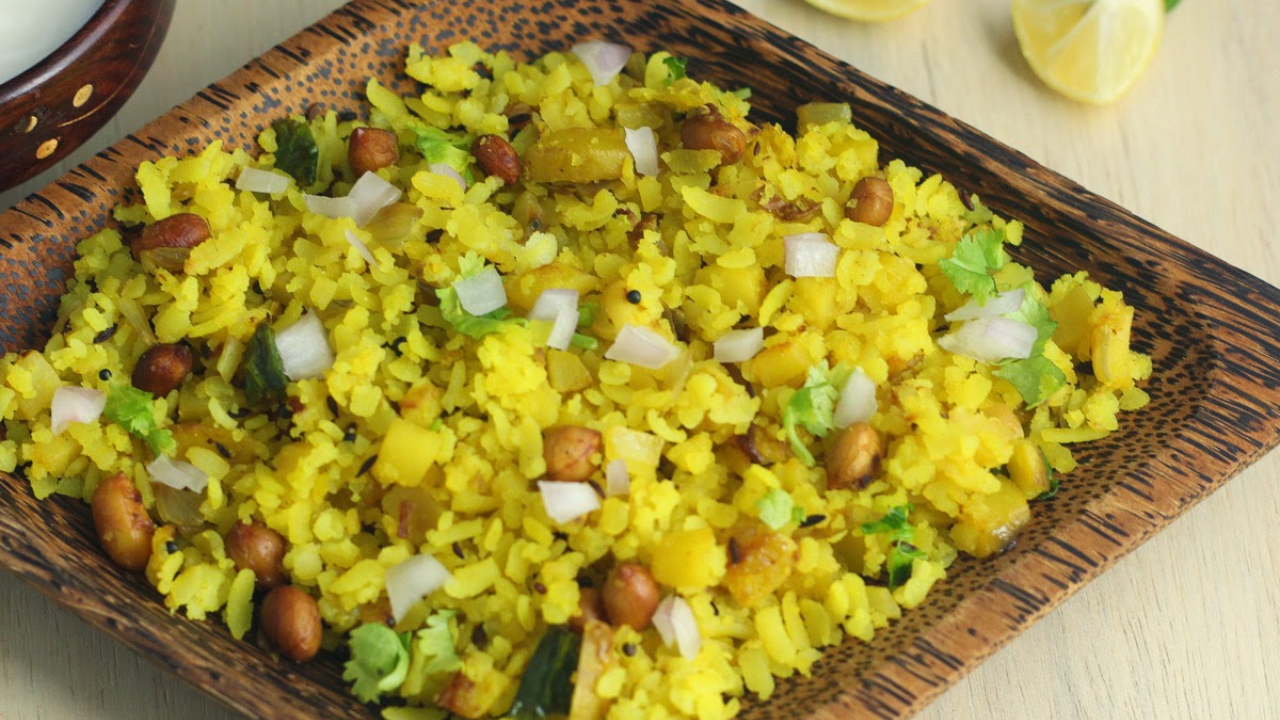 मध्यप्रदेशमध्ये महाराष्ट्राच्या कांदे पोहांवर शेव टाकण्याची प्रथा सुरु झाली. सांबार दक्षिण भारताची ओळख बनले आहे तर कांदे पोहांचे काही प्रकार मध्य प्रदेश आणि परिसराची. पण सत्य हेच की या खाद्य पदार्थांचा निर्माता एक मराठी माणूसच होता. 