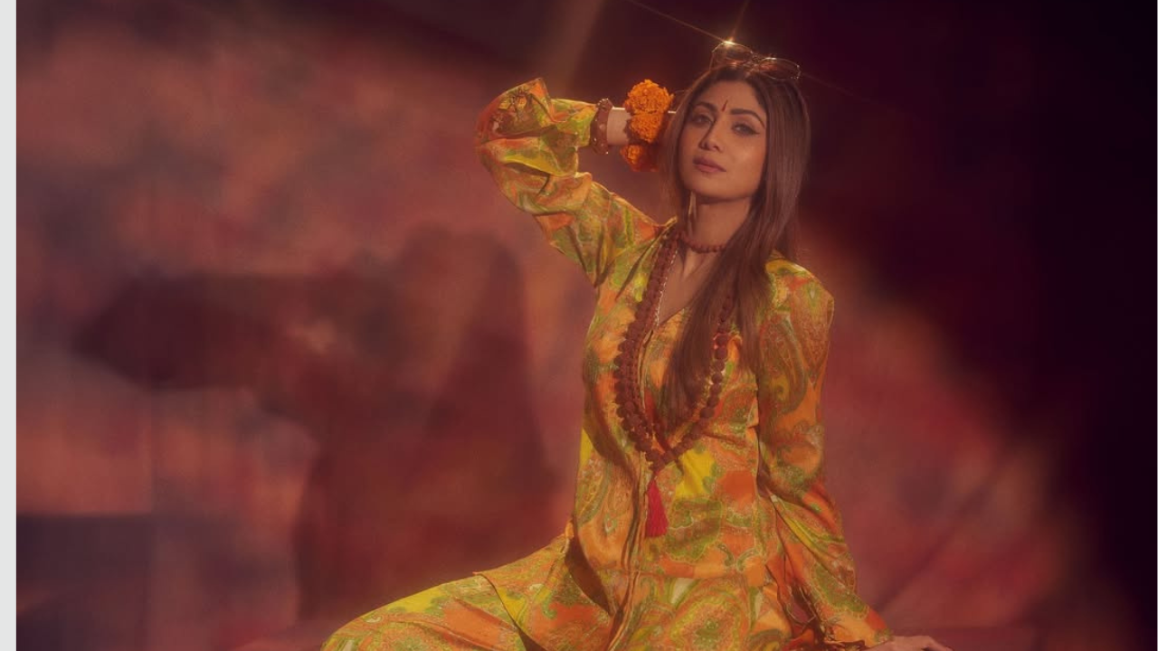 ही पोस्ट जेष्ठ अभिनेत्रीसाठी आदरांजली असून चाहत्यांनी या लुकसाठी शिल्पाचे अभिनंदन केले असून भरभरून कौतुक केले आहे. 