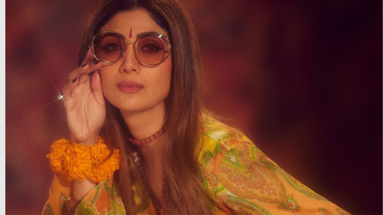 अभिनेत्री शिल्पा शेट्टीने @theshilpashetty या सोशल मीडिया हॅण्डलवरून नवा Look शेअर केला आहे. नव्या लूकमध्ये अभिनेत्री फार सुंदर दिसत आहे. 