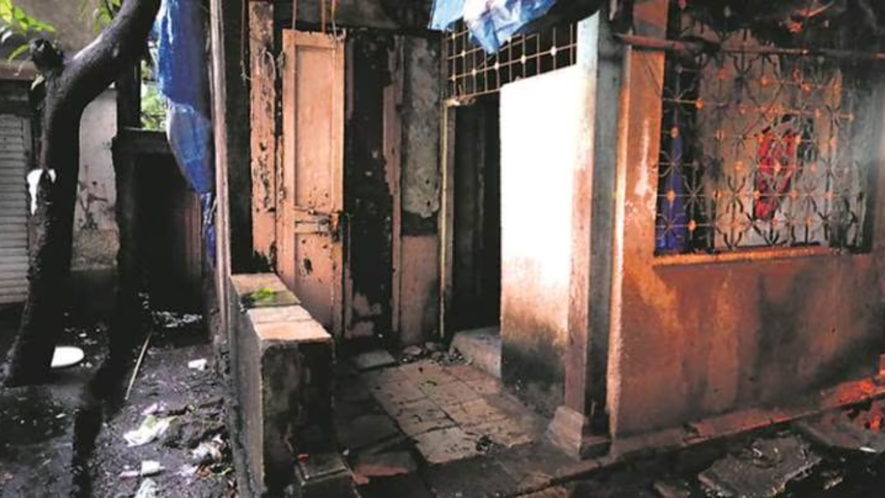 मुळात, कातळाने बनलेला हा कट्टा आहे आणि असे म्हंटले जाते की हा कट्टा या चाळीच्या राखणदाराचा आहे. 