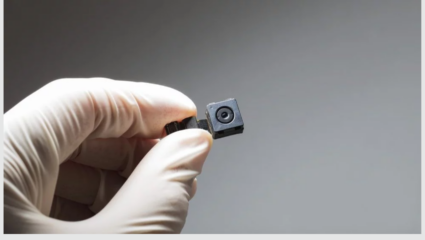 हॉटेलमध्ये जरा जपून! अशा प्रकारे शोधा हिडन कॅमेरा,